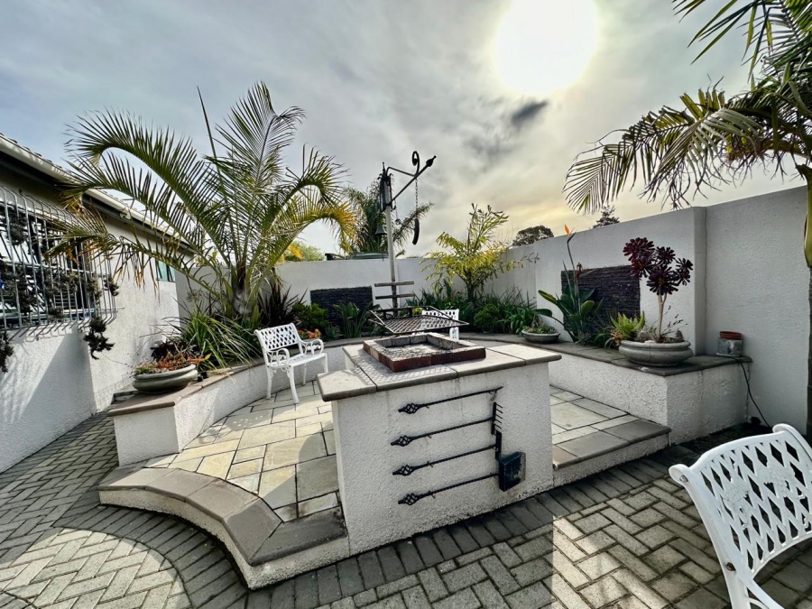 5 Bedroom Property for Sale in Loucharmante Western Cape